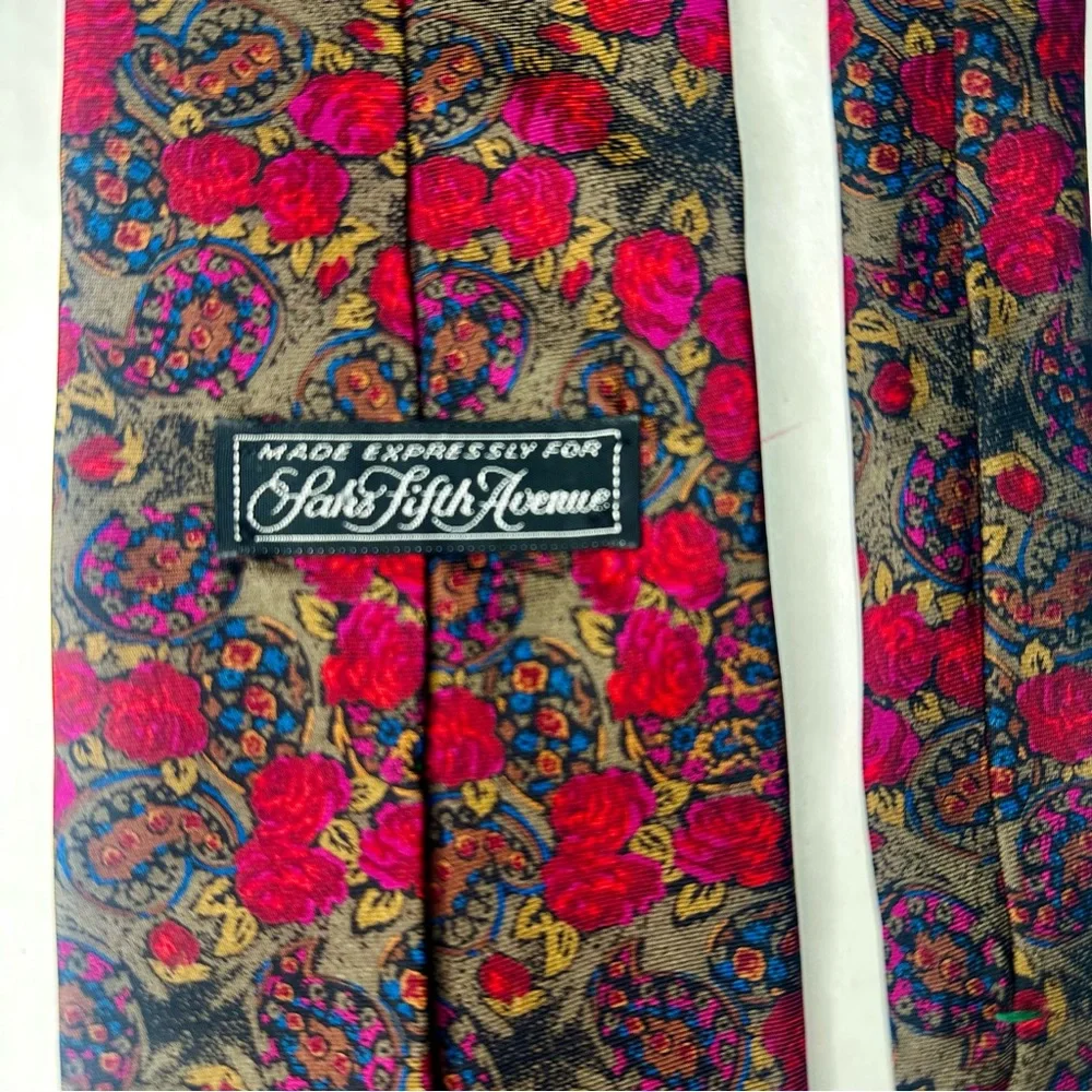Luxury SAKS FIFTH AVENUE Exclusive Bold Red & Tan Floral All Silk Classic Tie